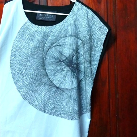 VIDA Geometric Top - Picture 2 of 7